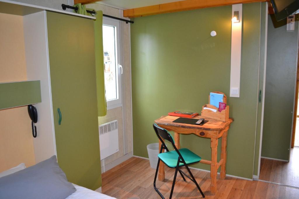 Hotel La Tour Du Loup La Bastide-de-Sérou Habitación foto